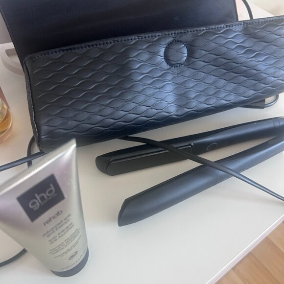GHD Platinum+ Flat Iron (1 inch plate) Black with pouch. - Picture 4 of 5